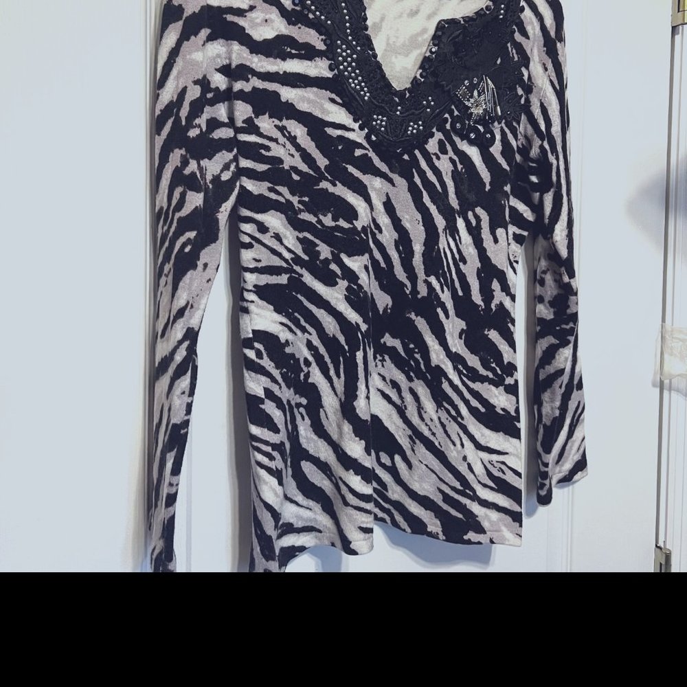 Motive-strechy sweater-zebra print-small-beaded-sequins
